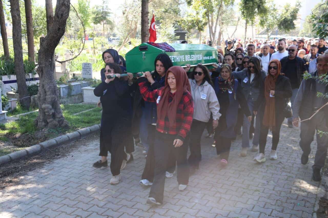 Muğla'da 8 Mart’ta Eşi Tarafından Katledilen Sermin Bacak'ın Tabutunu Kadınlar Taşıdı 5